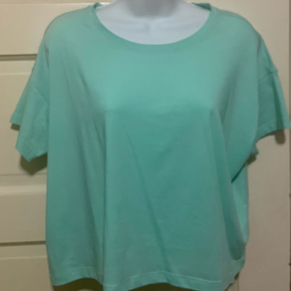 Lululemon Size 8, mint t-shirt. Like brand new.